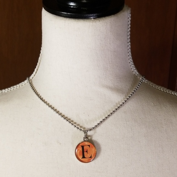Necklace with a capitol E - Picture 3 of 5